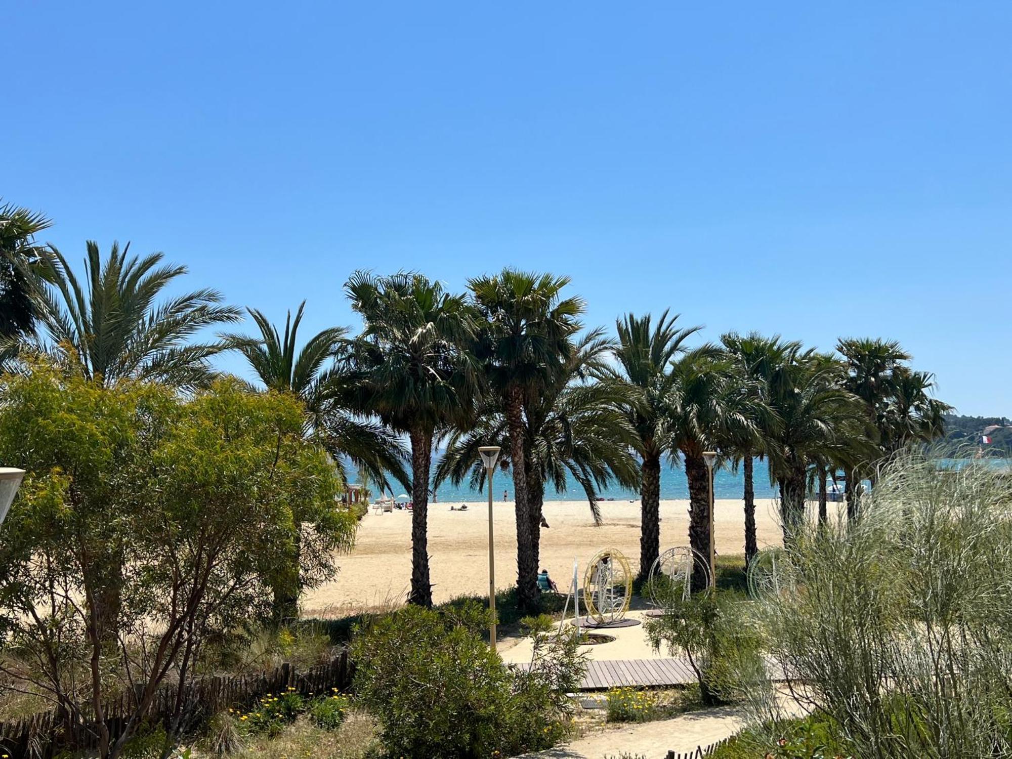 Bel Appartement - 2 Chambres- Bord De Plage- Vue Mer-Climatise ボルム・レ・ミモザ エクステリア 写真